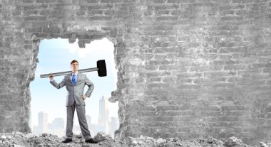 ellerinde büyük çekiç ile işadamı