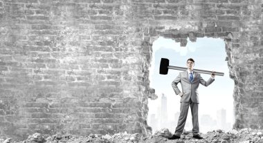 ellerinde büyük çekiç ile işadamı