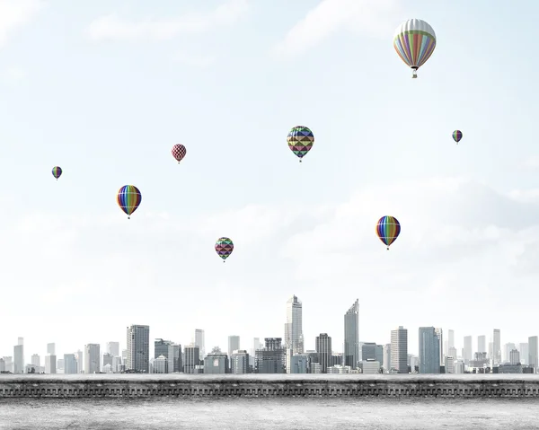 Coloridos aerostatos volando — Foto de Stock