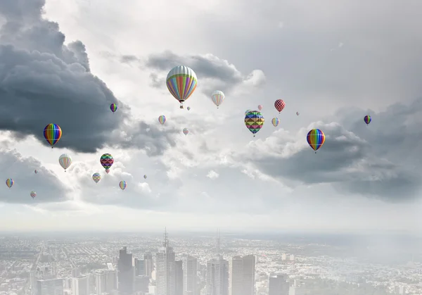 Luftballons fliegen — Stockfoto