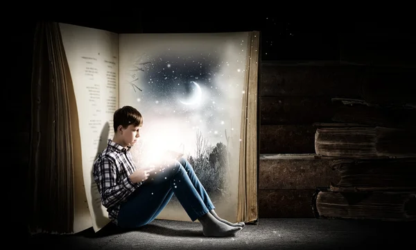 Nastoletni chłopiec czyta książkę — Zdjęcie stockowe