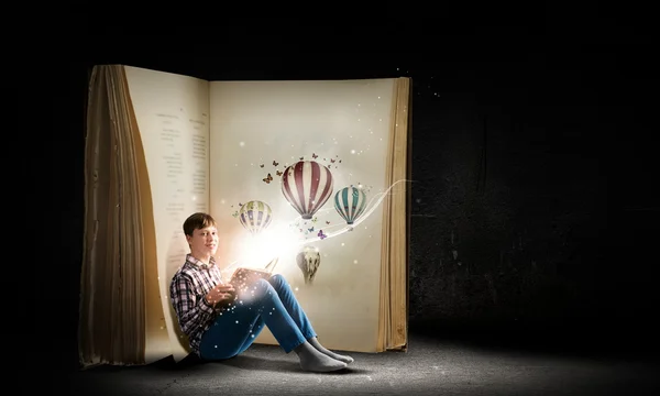 Adolescente menino leitura livro — Fotografia de Stock