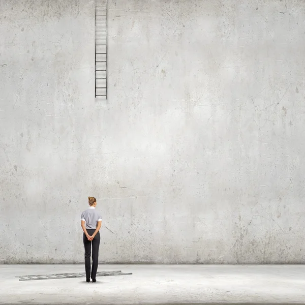 Businesswoman looking at broken ladder — Stock Photo, Image