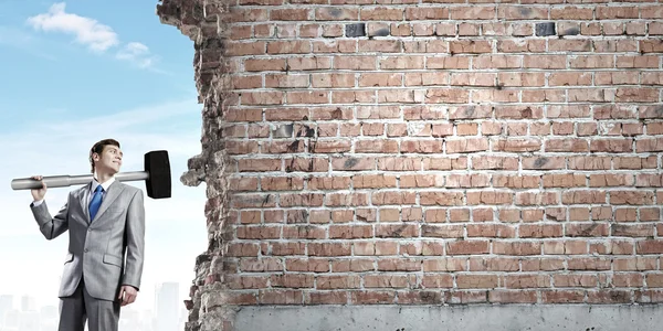 Geschäftsmann mit großem Hammer — Stockfoto