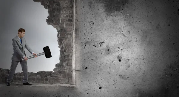 çekiç ile işadamı