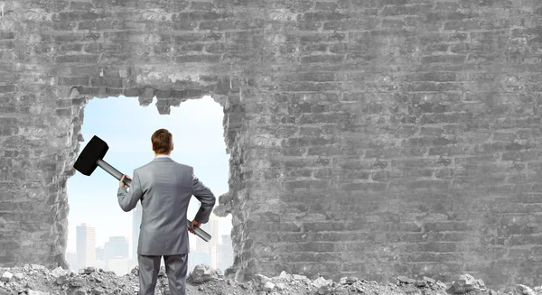 ellerinde büyük çekiç ile işadamı