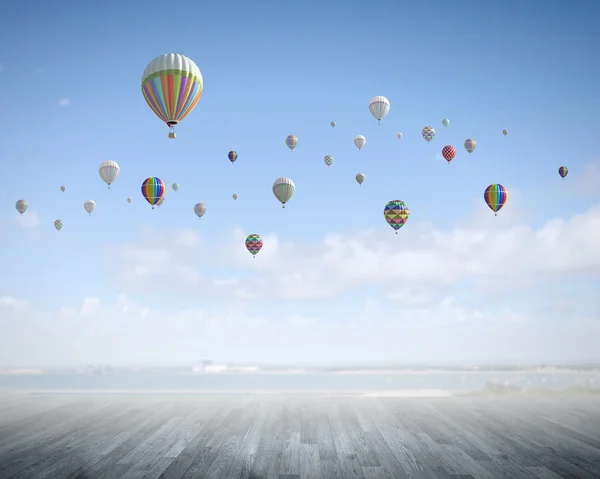 Luftballons am blauen Himmel — Stockfoto