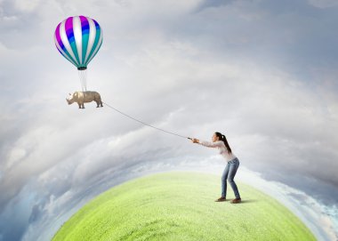 kadın ve uçan gergedan