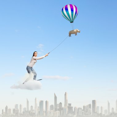 genç kadın ve gergedan