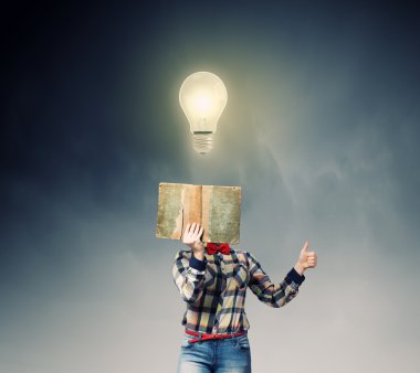 kadın gizli yüz kitap arkasındaki