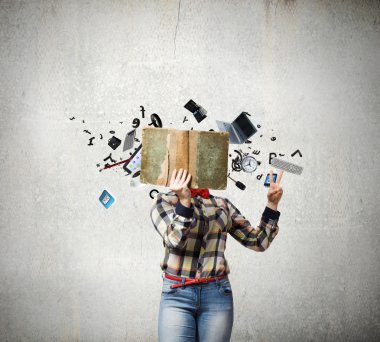 kadın gizli yüz kitap arkasındaki