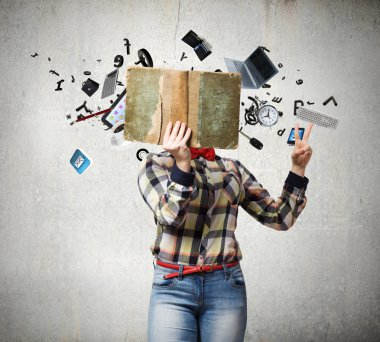 kadın gizli yüz kitap arkasındaki