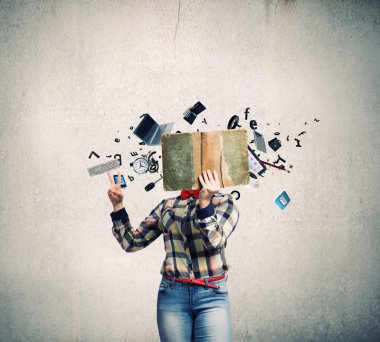 kadın gizli yüz kitap arkasındaki