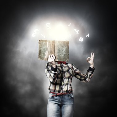 kadın gizli yüz kitap arkasındaki