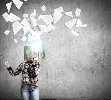 kadın gizli yüz kitap arkasındaki