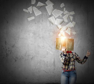 kadın gizli yüz kitap arkasındaki