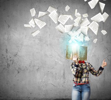 kadın gizli yüz kitap arkasındaki