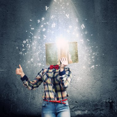 kadın gizli yüz kitap arkasındaki