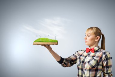 vrouw bedrijf boek met windmolens