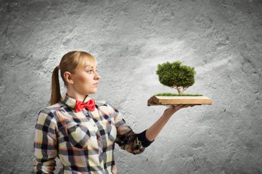 kadın holding kitap ağacı