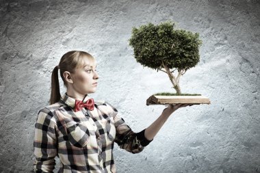 kadın holding kitap ağacı