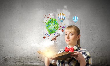 Açık kitap kadınla