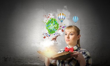 Açık kitap kadınla