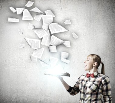 kadın holding el kitabında