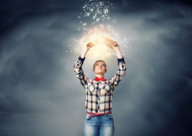 kadın holding kitabı başının üstünde