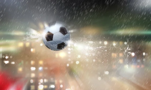 Fotbollsspelare fot sparkar bollen — Stockfoto