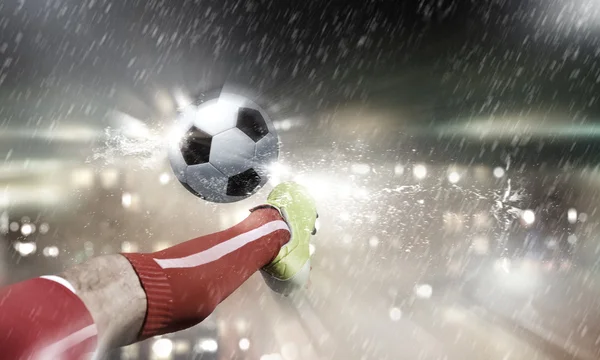 Footballer pé chutando bola — Fotografia de Stock