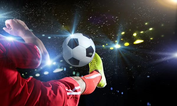 Футбольный мяч ногами футболиста — стоковое фото