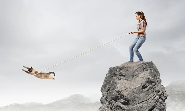 Vrouw met kat — Stockfoto