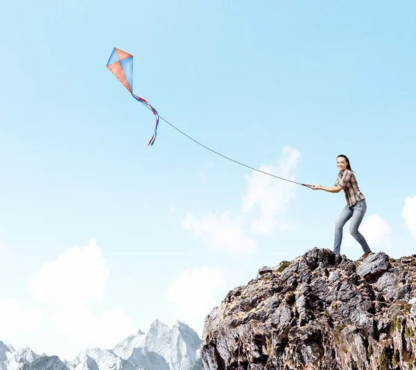 Femme avec cerf-volant coloré — Photo