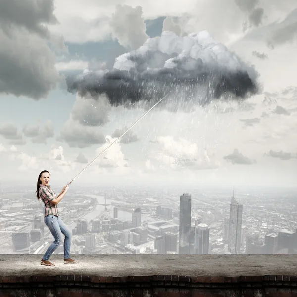 Vrouw bedrijf wolk op voorsprong — Stockfoto