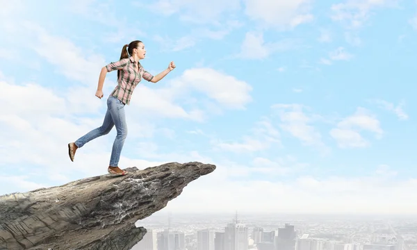 Woman on edge of rock — Stock Photo, Image