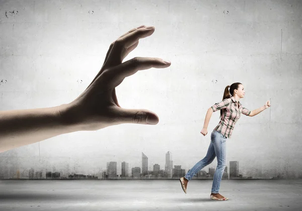 Mujer escapando de la mano — Foto de Stock