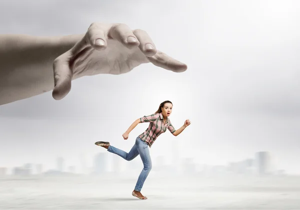 Kvinnan flyr från hand — Stockfoto