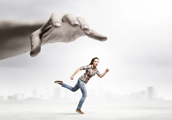 Mujer escapando de la mano — Foto de Stock