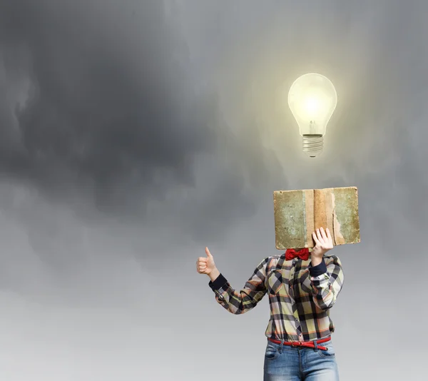 Mujer escondiendo la cara detrás del libro — Foto de Stock