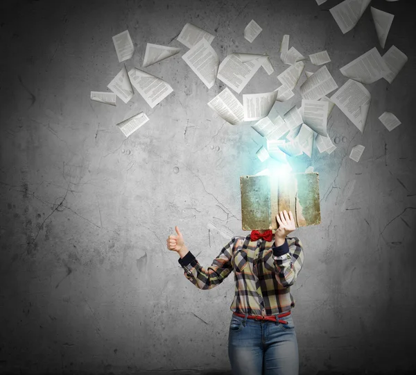 Mujer escondiendo la cara detrás del libro — Foto de Stock