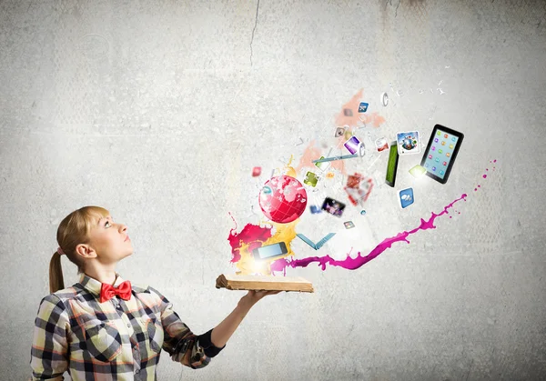 Donna con libro aperto — Foto Stock