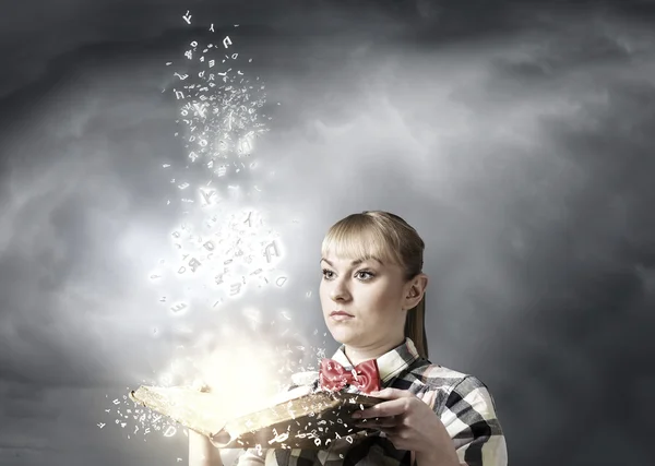 Donna con libro aperto — Foto Stock