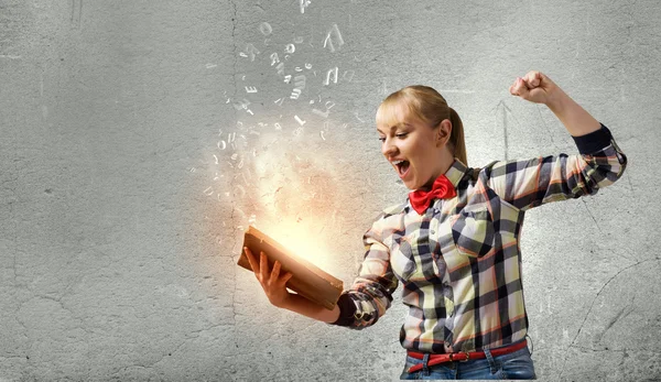 Mujer sosteniendo libro en las manos — Foto de Stock