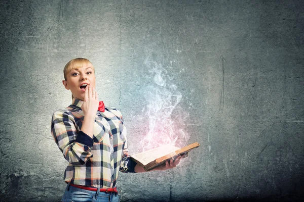 Vrouw bedrijf boek in handen — Stockfoto