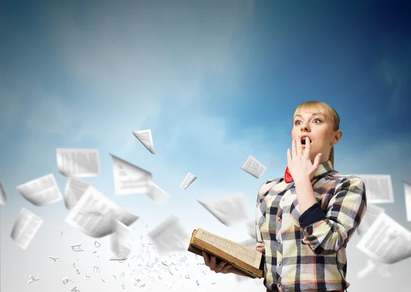 Mujer sosteniendo libro en las manos — Foto de Stock