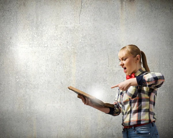 Vrouw bedrijf boek in handen — Stockfoto