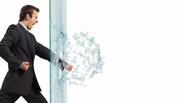 Uomo d'affari rompere il vetro — Foto Stock