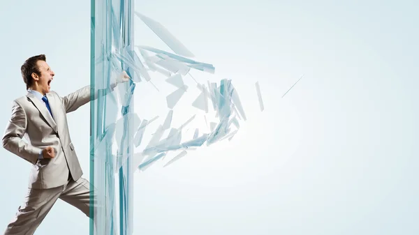 Empresario rompiendo vidrios — Foto de Stock