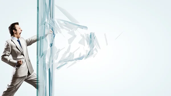 Empresário quebrando vidro — Fotografia de Stock